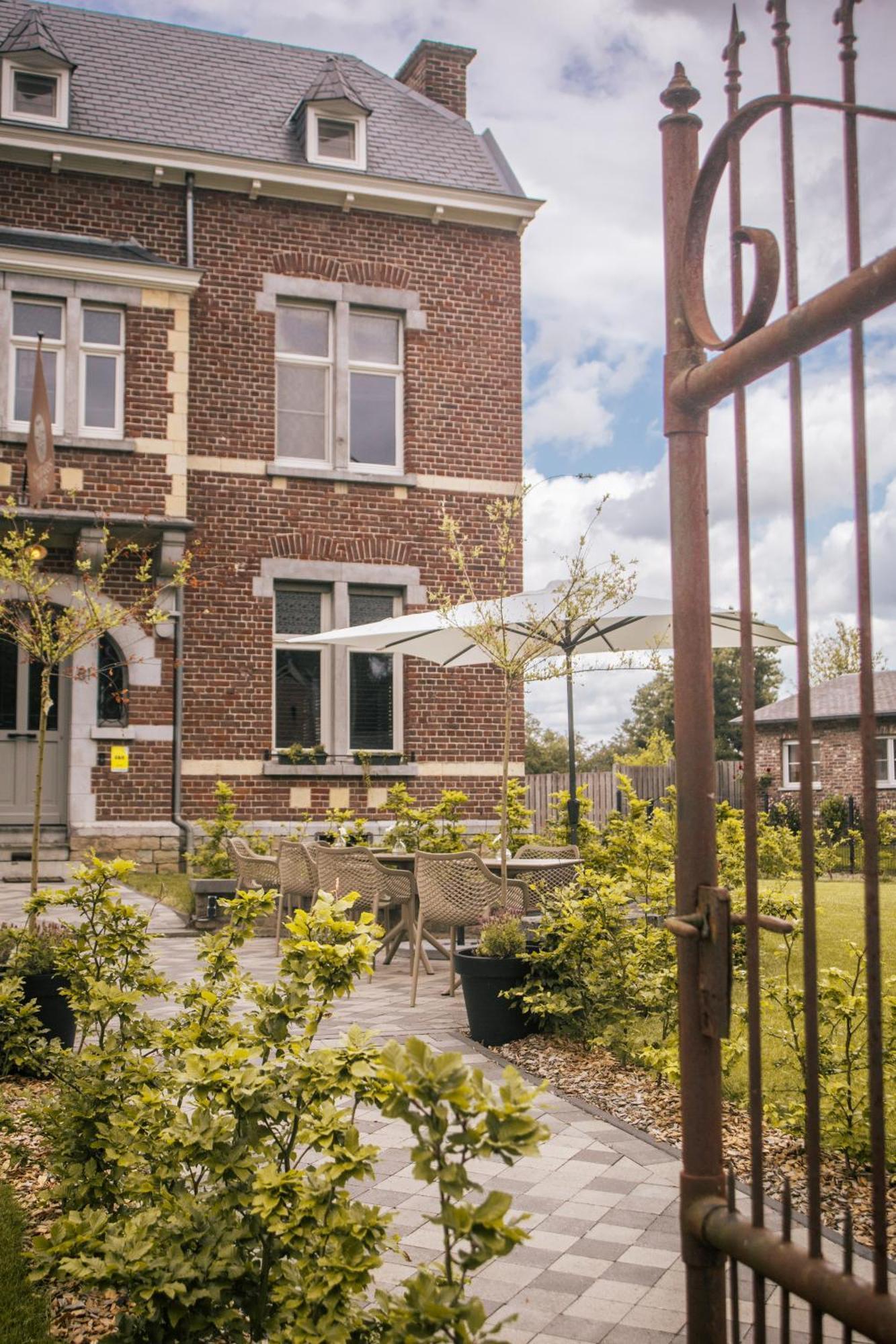 B&B Het Notarishuis - Authentiek Verblijf Nabij Maastricht Voeren Exterior photo